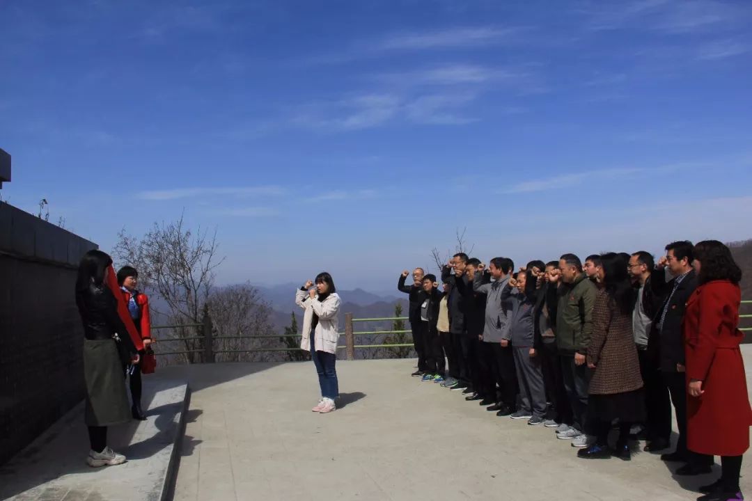 在王莽山革命遗址纪念碑前,每一位党员都怀着崇敬的心情,驻足观看