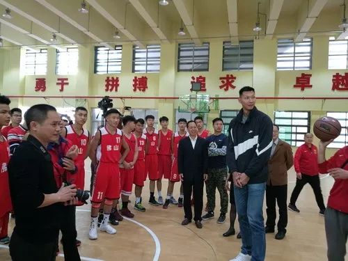 2017年7月,国家男篮队长周鹏莅临狮山高级中学2017年佛山市中学生篮球