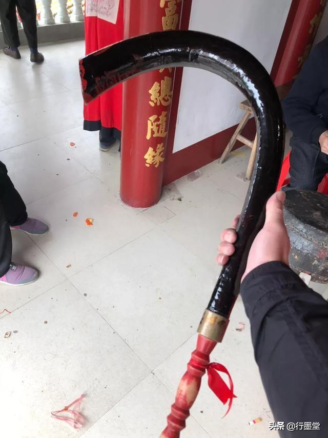 法师吹牛角图片