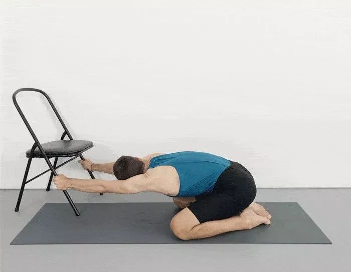 瑜伽椅子开肩体式图片