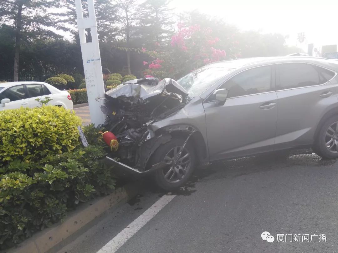 廈門一蘭博基尼發生嚴重車禍!車身全毀,車輪撞飛._事故