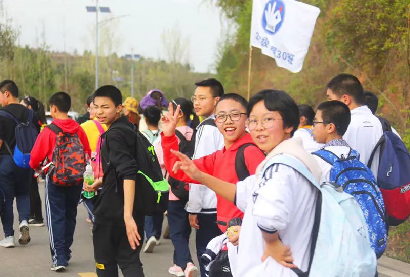 21日恰逢春分時節,綿陽東辰中學高一和高二兩千餘名學子身著校服,邁著