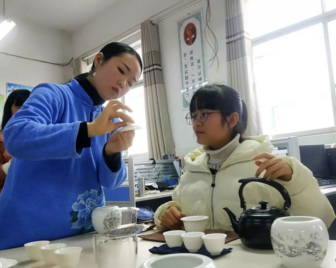 茶艺老师在教学生泡茶( 张菲燕 摄)学生在学习茶艺