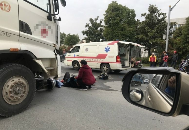 常州呂湯路發生慘烈車禍混凝土攪拌車撞上電瓶車現場血跡斑斑