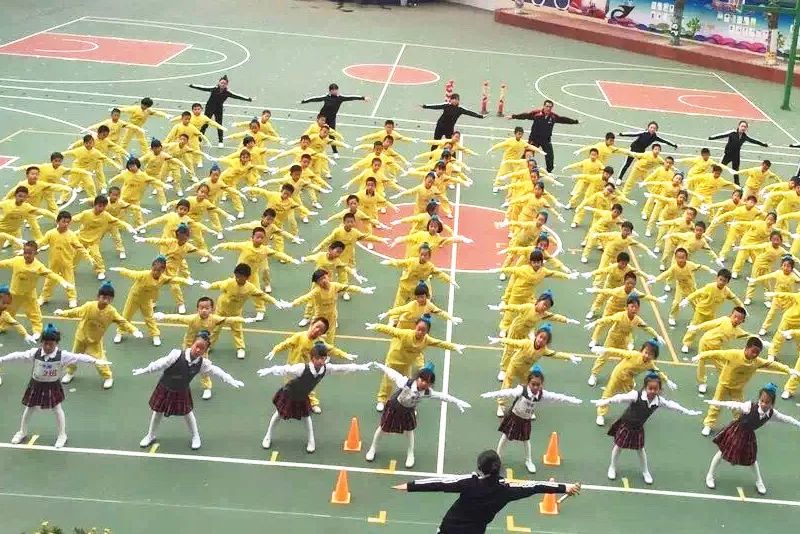 济宁春城小学图片