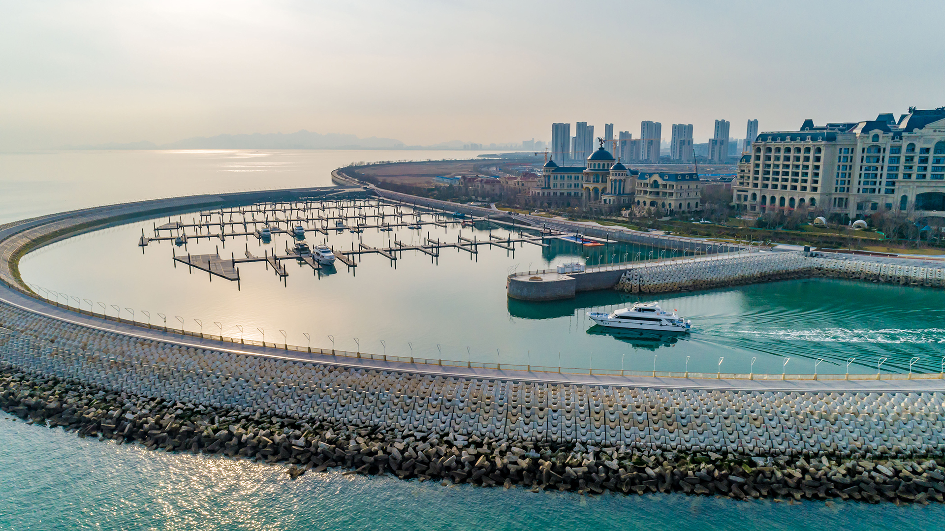 新推出的海上观光主要从灵山湾影视文化产业区星光岛游艇码头出发