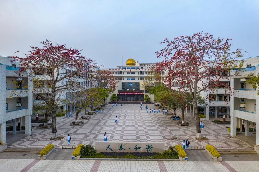 经过了一番艰辛的奋斗,高三的同学们在汕头市期末统考,一模考试中考出