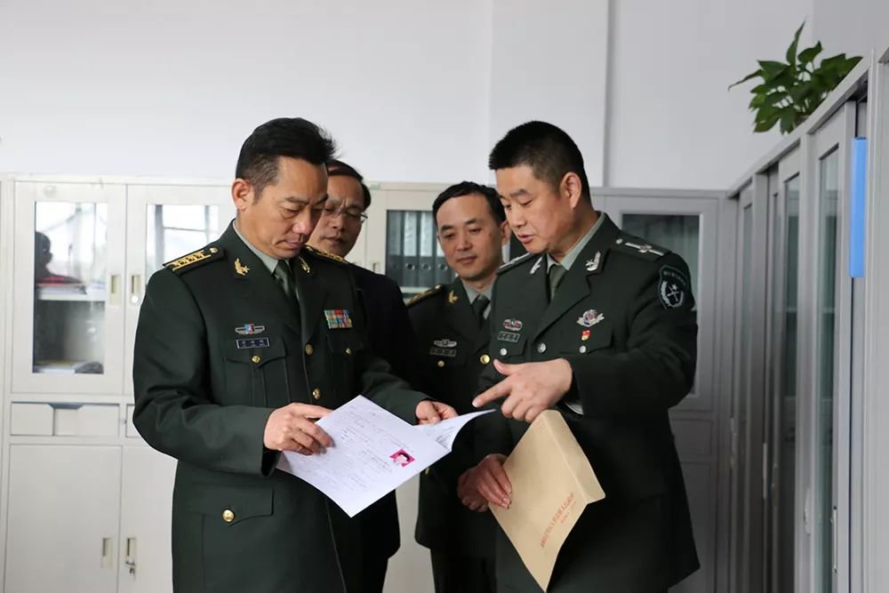 省军区国防动员局副局长刘剑明一行来八里店检查