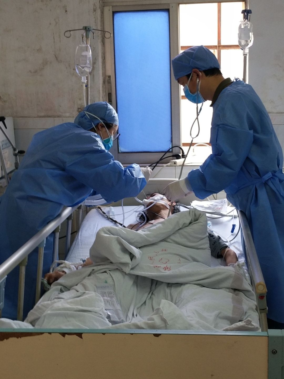 3月18日清晨,天刚蒙蒙亮,我院120急救车运送一名昏迷病人到达我院急诊