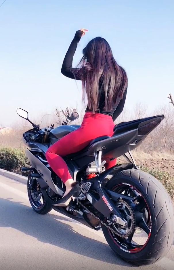 女人骑摩托车背影图片