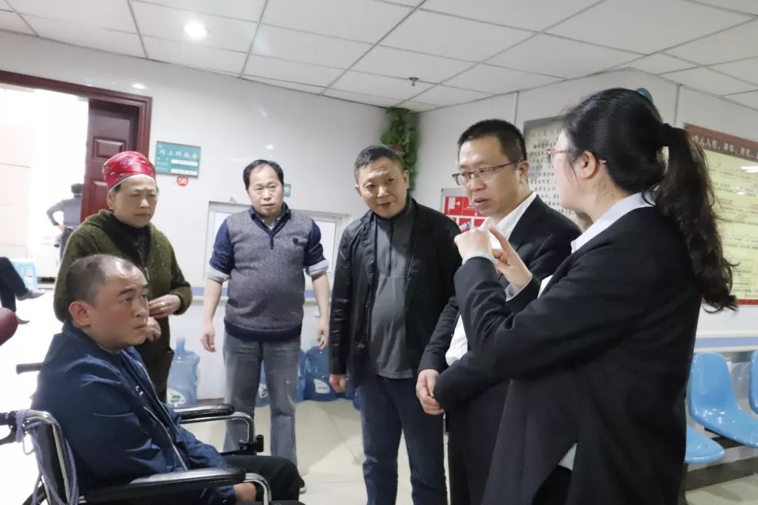 贵州高速集团党委书记董事长沈新国一行到医院看望受伤扶贫干部吴秀实