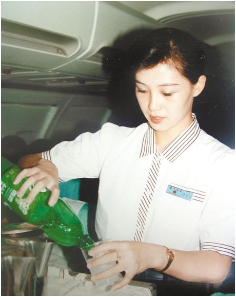 20 世纪90年代初,民航空乘人员为旅客提供餐食服务产业迎接高质量发展