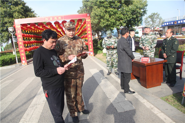 擺放展板,懸掛橫幅,散發宣傳單等多種形式,積極開展《兵役法》宣傳和