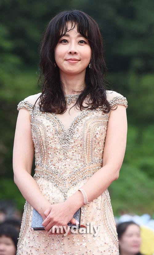 韩国女艺人李梅丽自曝也曾被强迫陪酒将公布相关人员名单