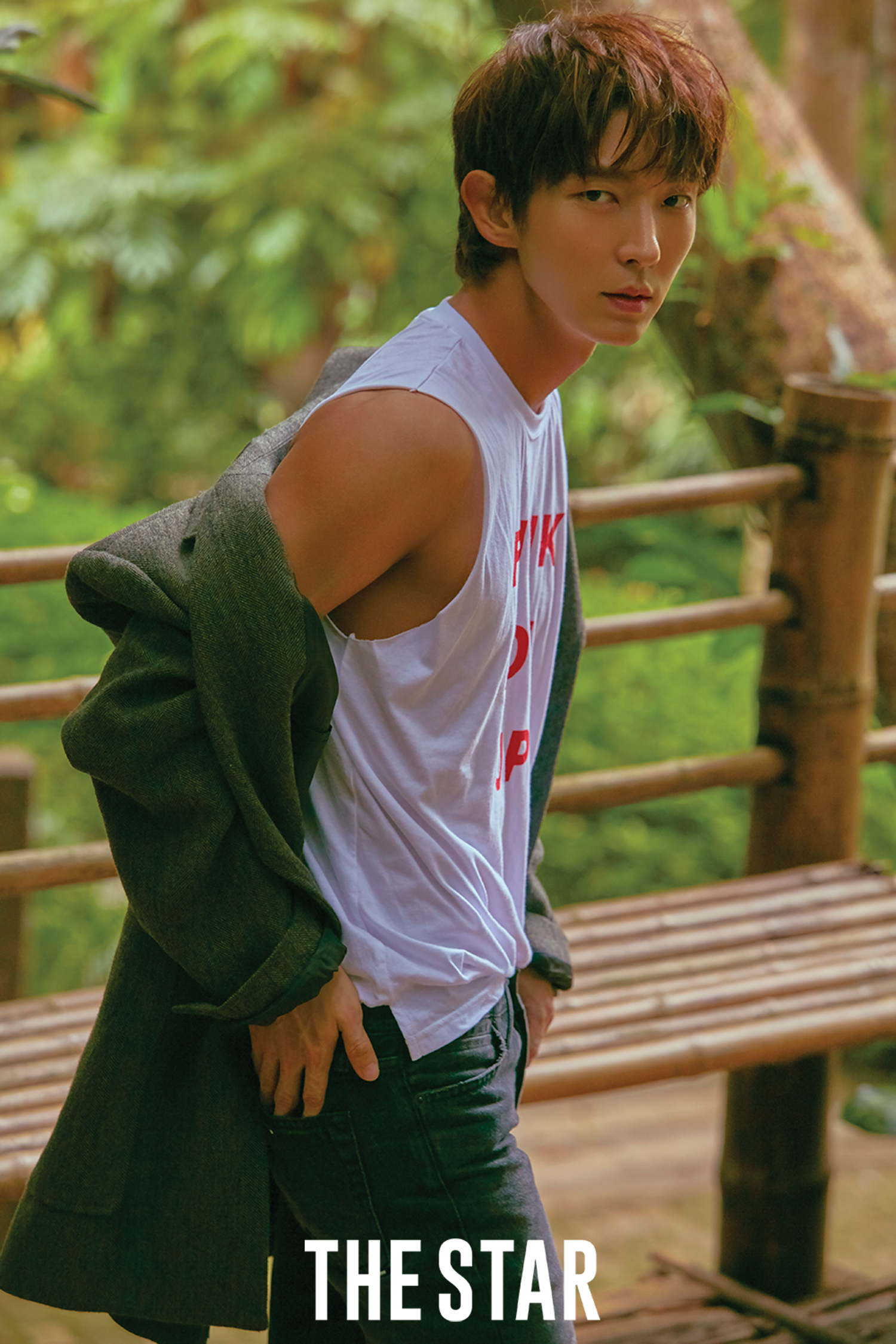 1/ 12 搜狐韩娱讯 韩国男演员李准基近日为某时尚杂志在泰国拍摄的