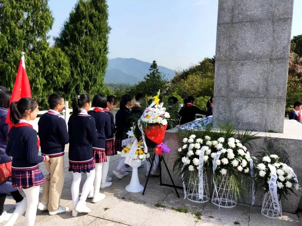 我縣城區千名青少年祭掃老麻山革命烈士陵園