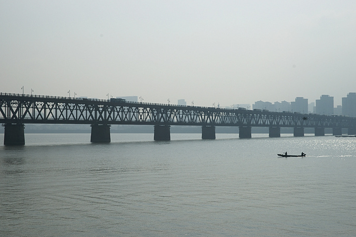 我国第一座在建国前自行设计和施工的铁路公路双层两用桥是钱塘江大桥