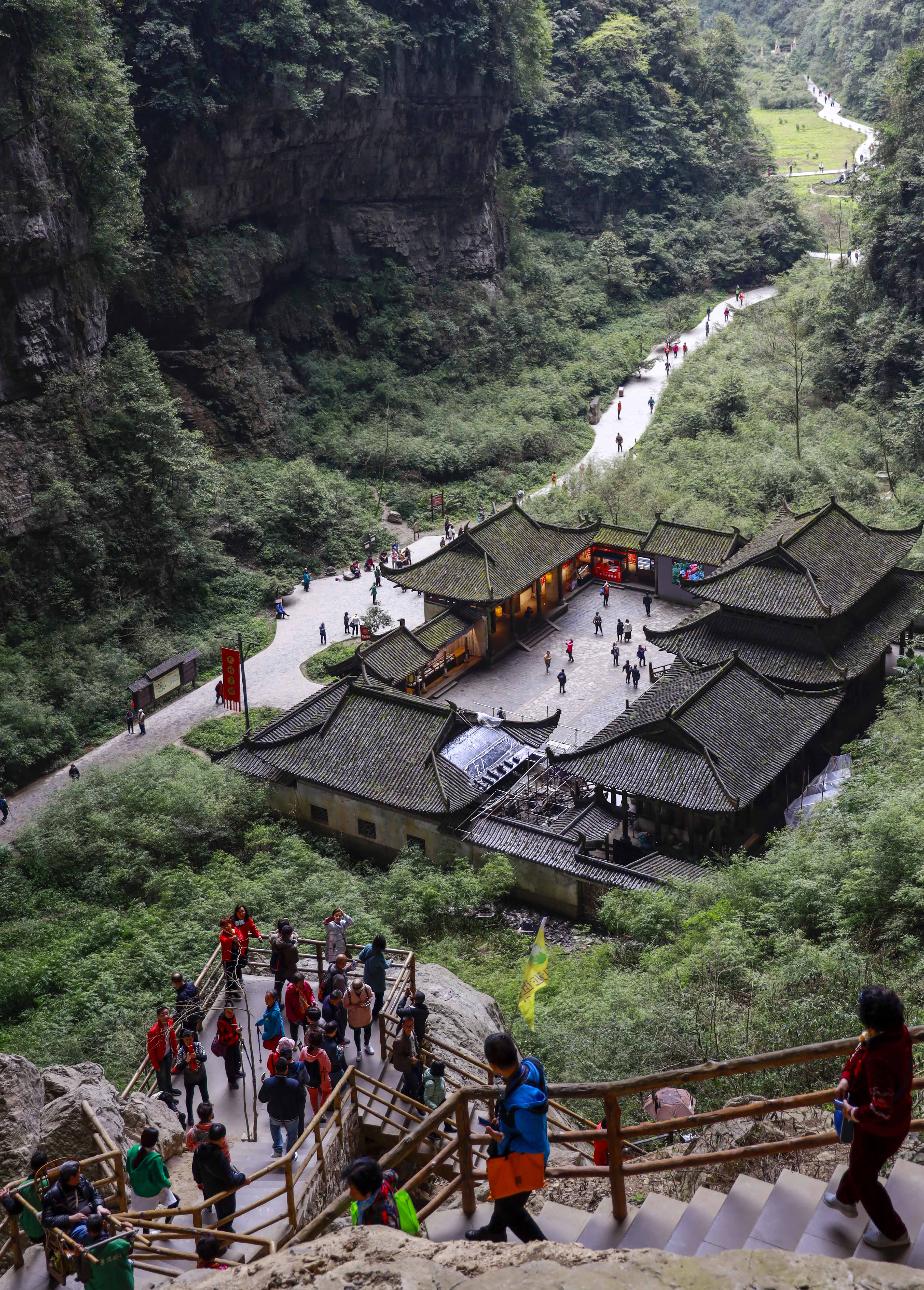 重庆武隆天生三桥:十里春色醉游人