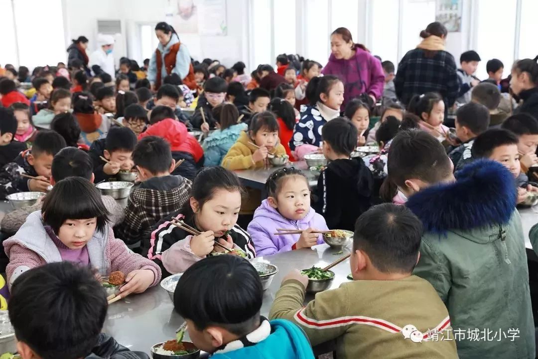 走进生祠初级中学靖江城北小学食堂揭秘学生的就餐过程