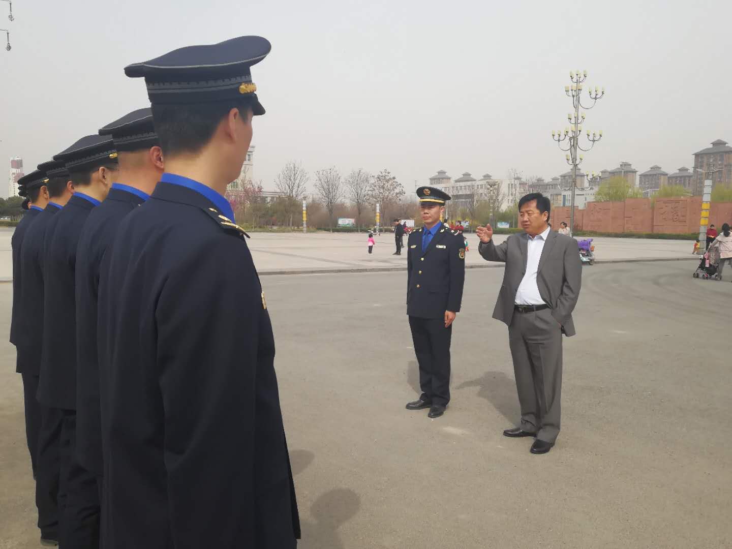 安阳市城市管理局"学法规,走队列,正秩序"活动,保证区城管执法局参加