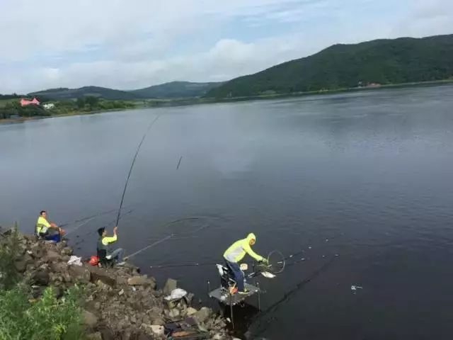 興致匆匆的跑到釣點,發現河邊全是人,什麼樺尖,有水的淺灘全都被人佔