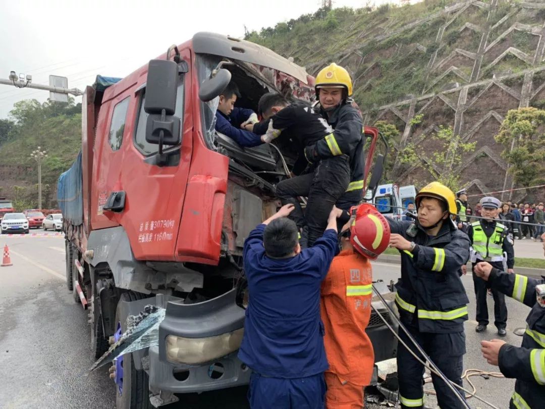 瀘州消防救援12秒抵達車禍現場,火速救出被困人員