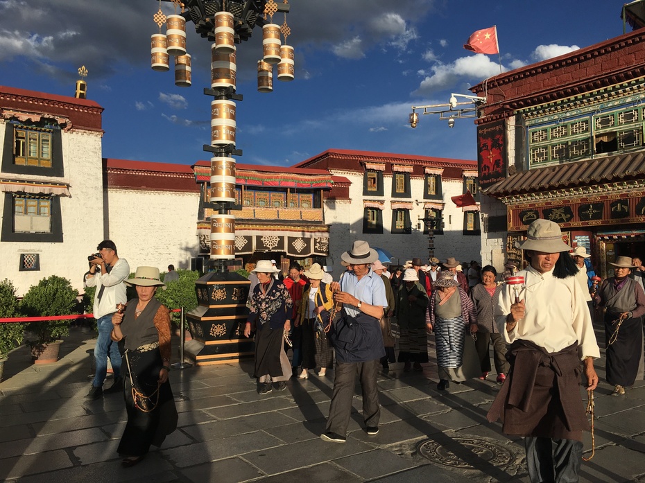 手机拍摄大昭寺外八廓街转经的藏民