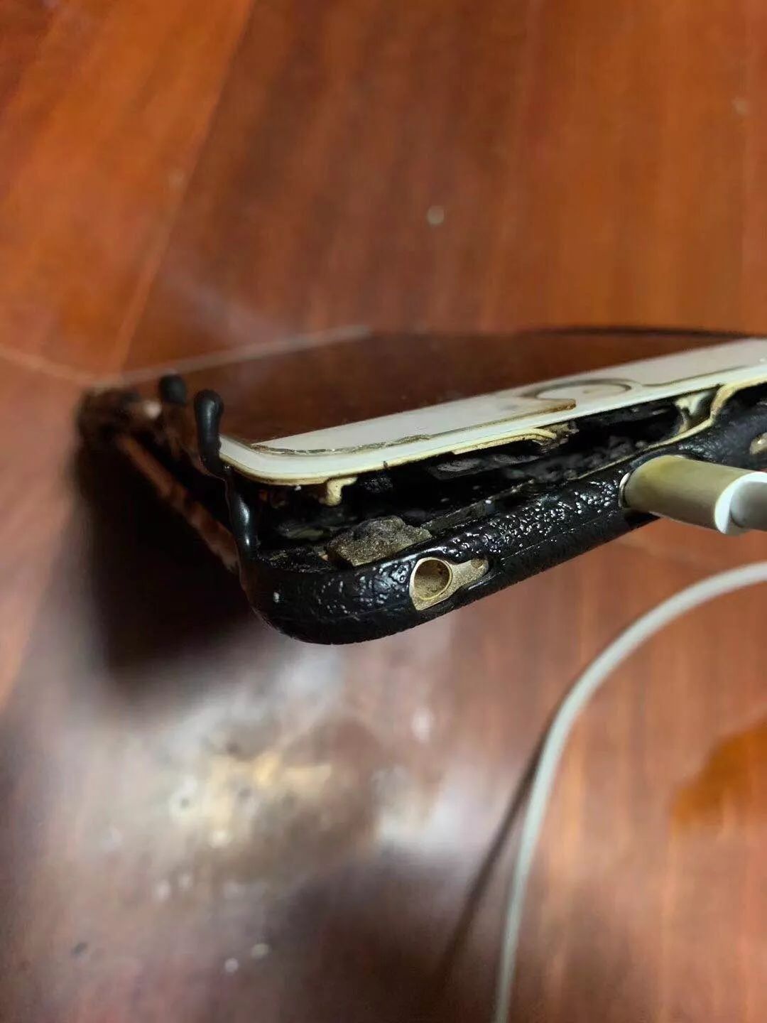 昆山一女子的苹果手机突然炸了
