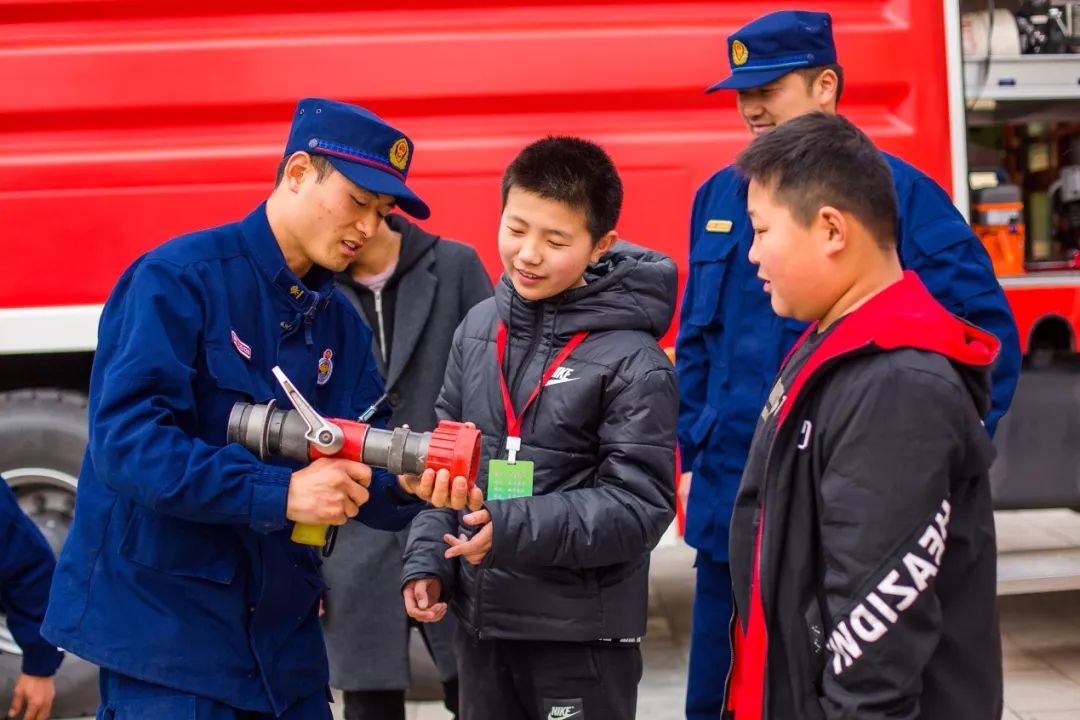 在现场操作演示过程中,该校校长沙国禅就如何扑灭液