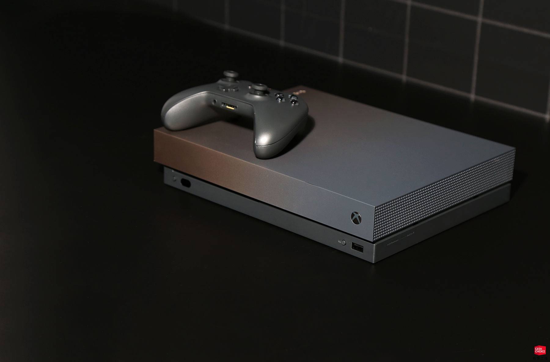 黑金搭配的 xbox one x,這才是「低調有內涵」的遊戲機