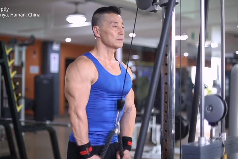 中国第一批健美运动员,70岁体格不输年轻人,每天锻炼1个半小时