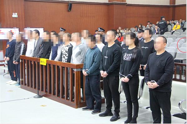 扫黑除恶弥勒市人民检察院出庭支持公诉张某某等12名被告人涉恶案