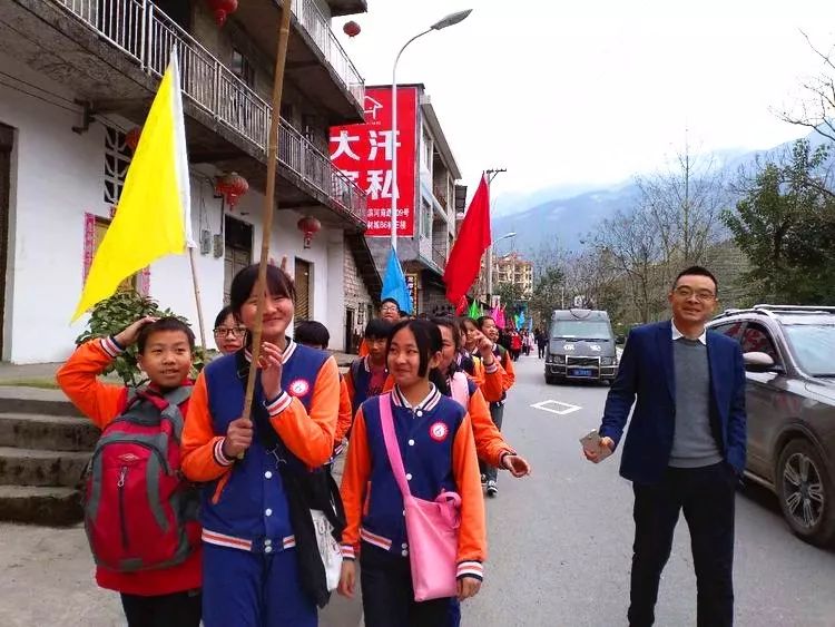 【巫溪】鳳凰初中開展春遊徒步野炊活動