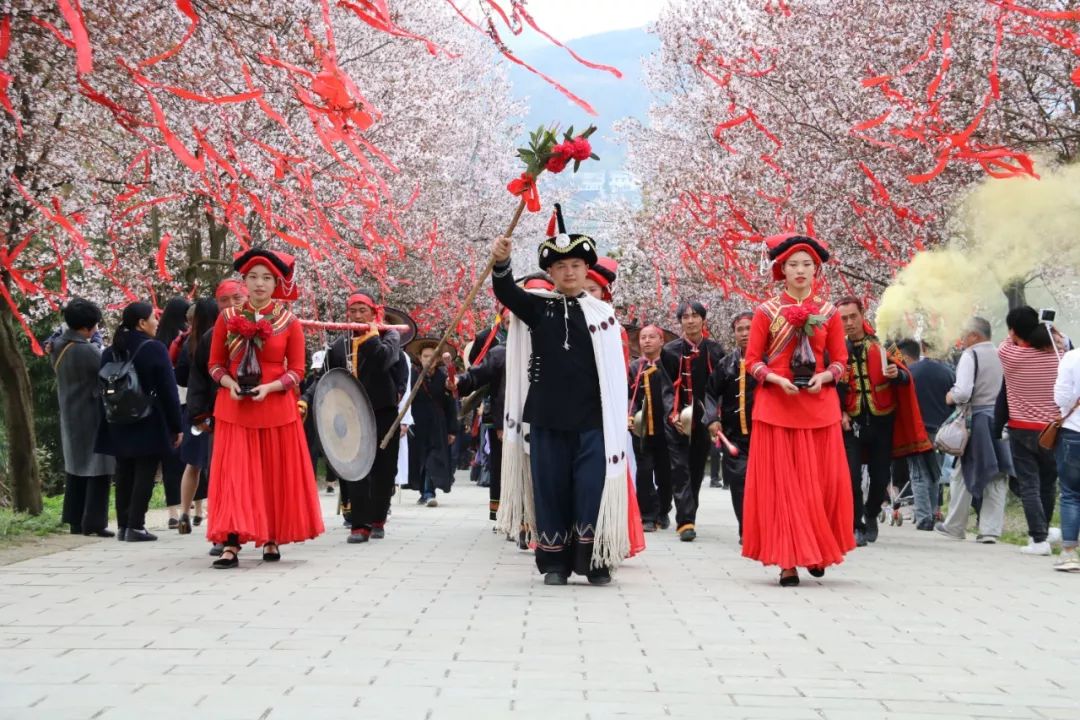 古朴的祭花神仪式,彝家儿女身穿节日盛装相聚金坡景区迎接索玛花神