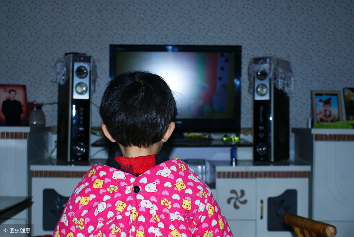 长时间看电视,警惕小孩电视孤独症!