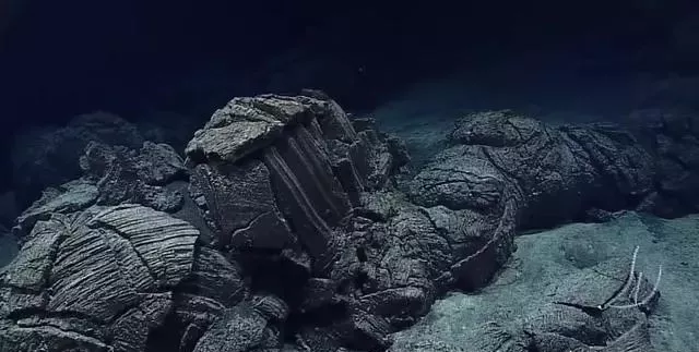 万米深的海底有多恐怖?美国说日本十年内将滑入马里亚纳海沟!