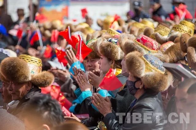 活动现场中国西藏网 赵耀/摄拉萨市堆龙德庆区古荣乡身着盛装的农牧民