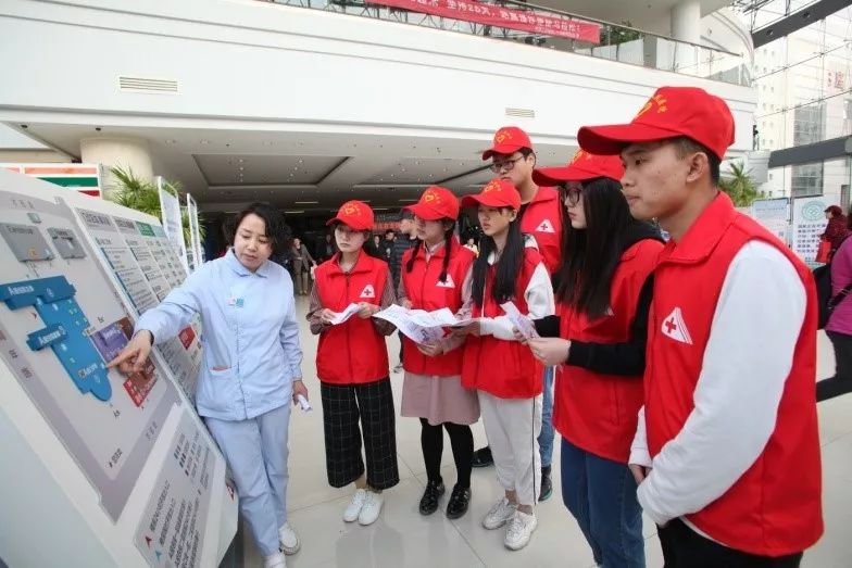 青年之声大学生志愿者走进医院贴心服务温暖人心