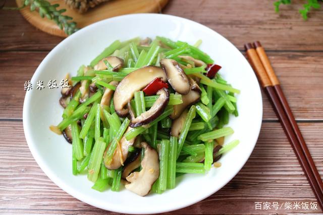 【芹菜炒香菇】芹菜和它是絕配,比炒肉更香,多吃進步免疫力,還不會長