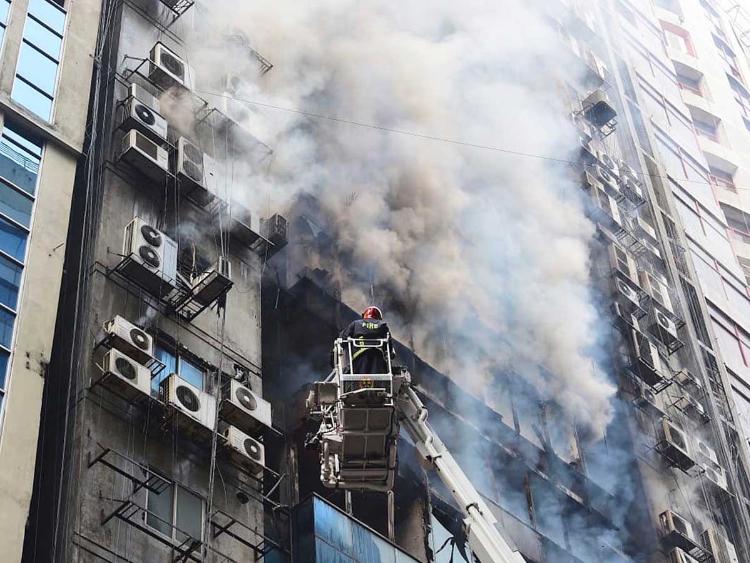 孟加拉国高楼火灾已致19死73伤 逃生者回忆细节
