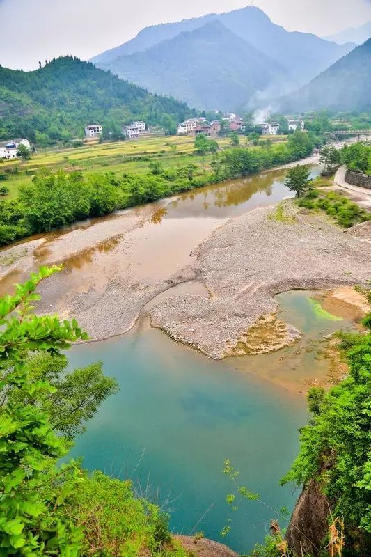 地点:广元市利州区荣山镇鱼洞河2白龙湖白龙湖风景名胜区被誉为"西南