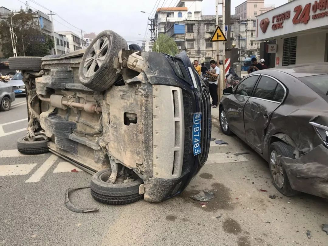 大型翻車現場:一輛翻了,一輛上了人行道,兩輛倒了,居然