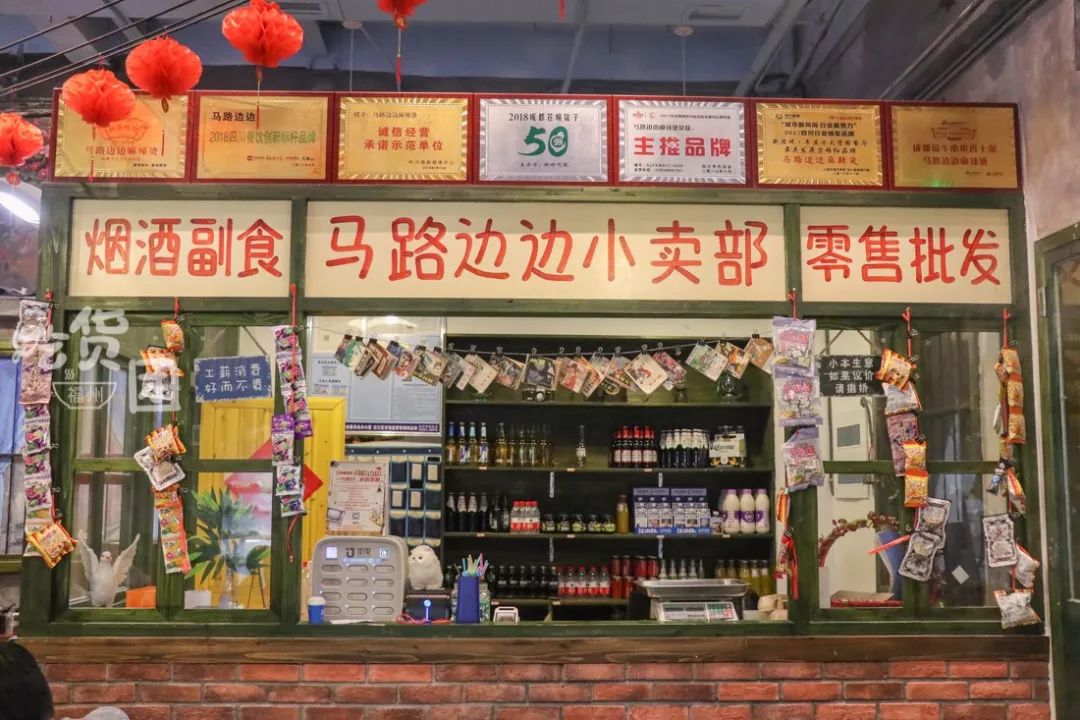 站在店里,仿佛自己瞬间穿越回80年代的福州,标志性的小蓝桌,随意搭个