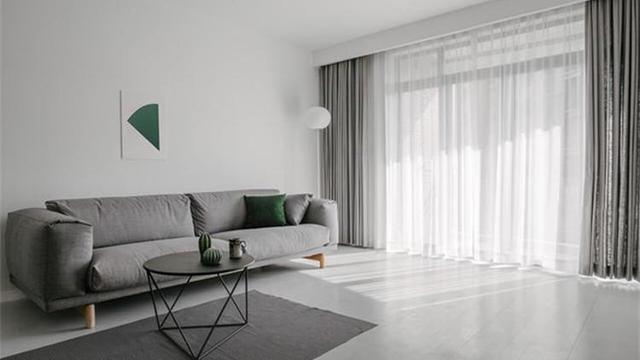 沙发,一张黑色的简易茶几,白色和灰色的窗帘,灰色的地毯搭配,这样颜色