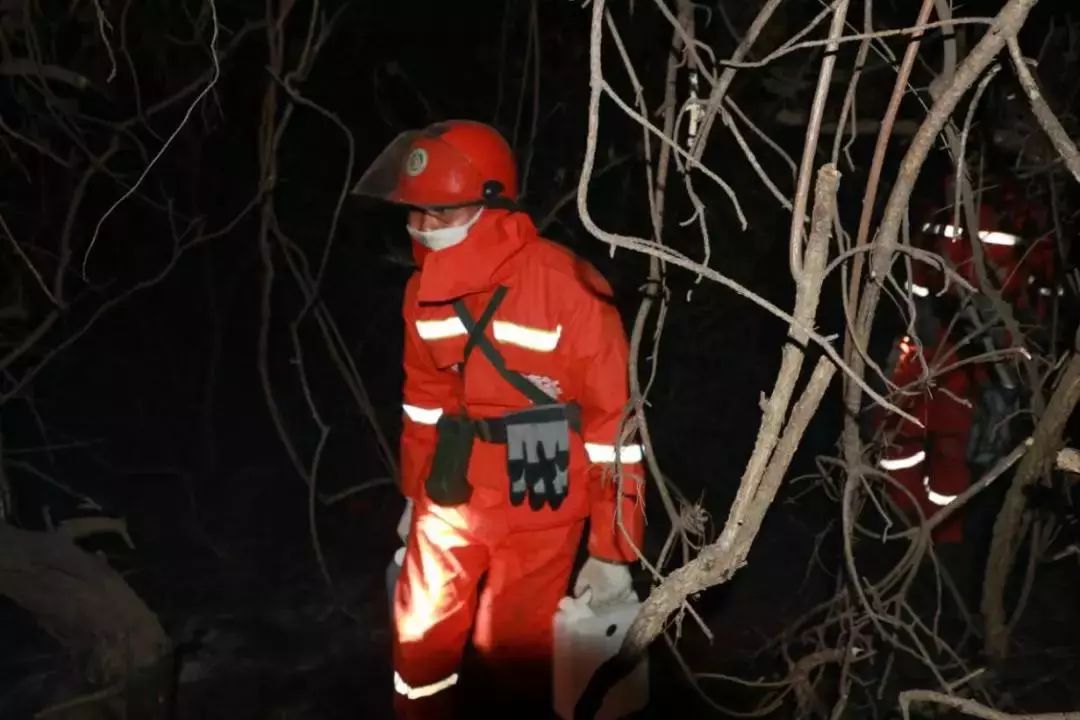 沁水县森林消防队20余人, 晋城市武警200余人到场支援,截至20:20分,火