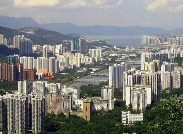 香港面积最大的区,与深圳一河之隔,昔日的农村到处高楼林立
