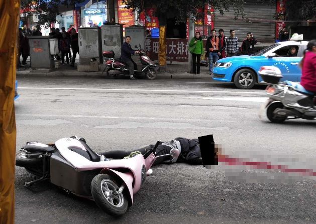 一摩托與大貨車相撞,造成摩托車駕駛員(女)當場死亡