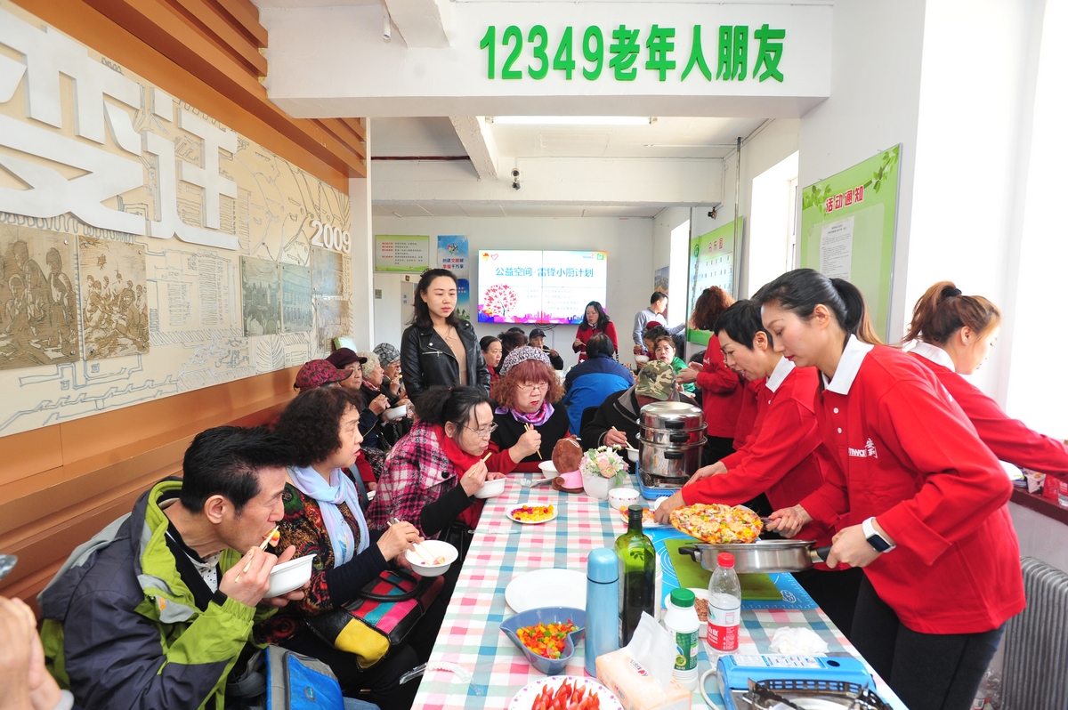 雷鋒小廚走進瀋陽鐵西工人村社區,傳承雷鋒精神服務老人