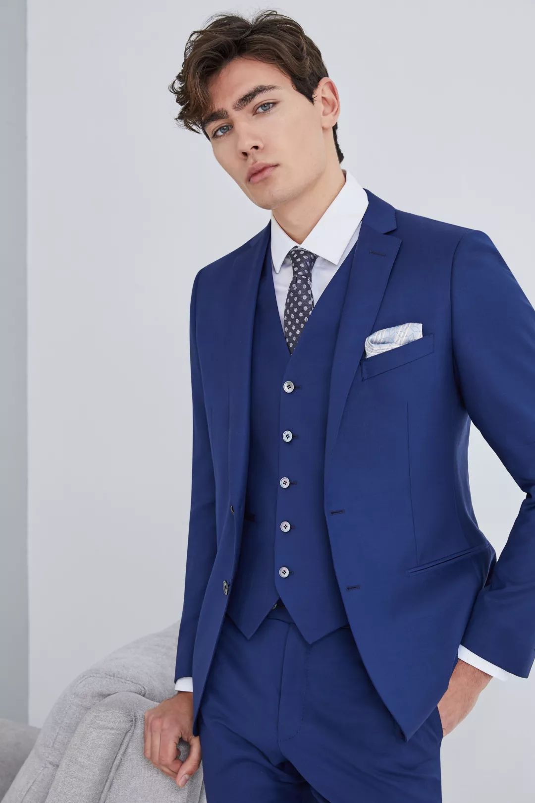 套装西服实现造型的协调美感 表现独特的个性与内涵经典宝蓝色套装