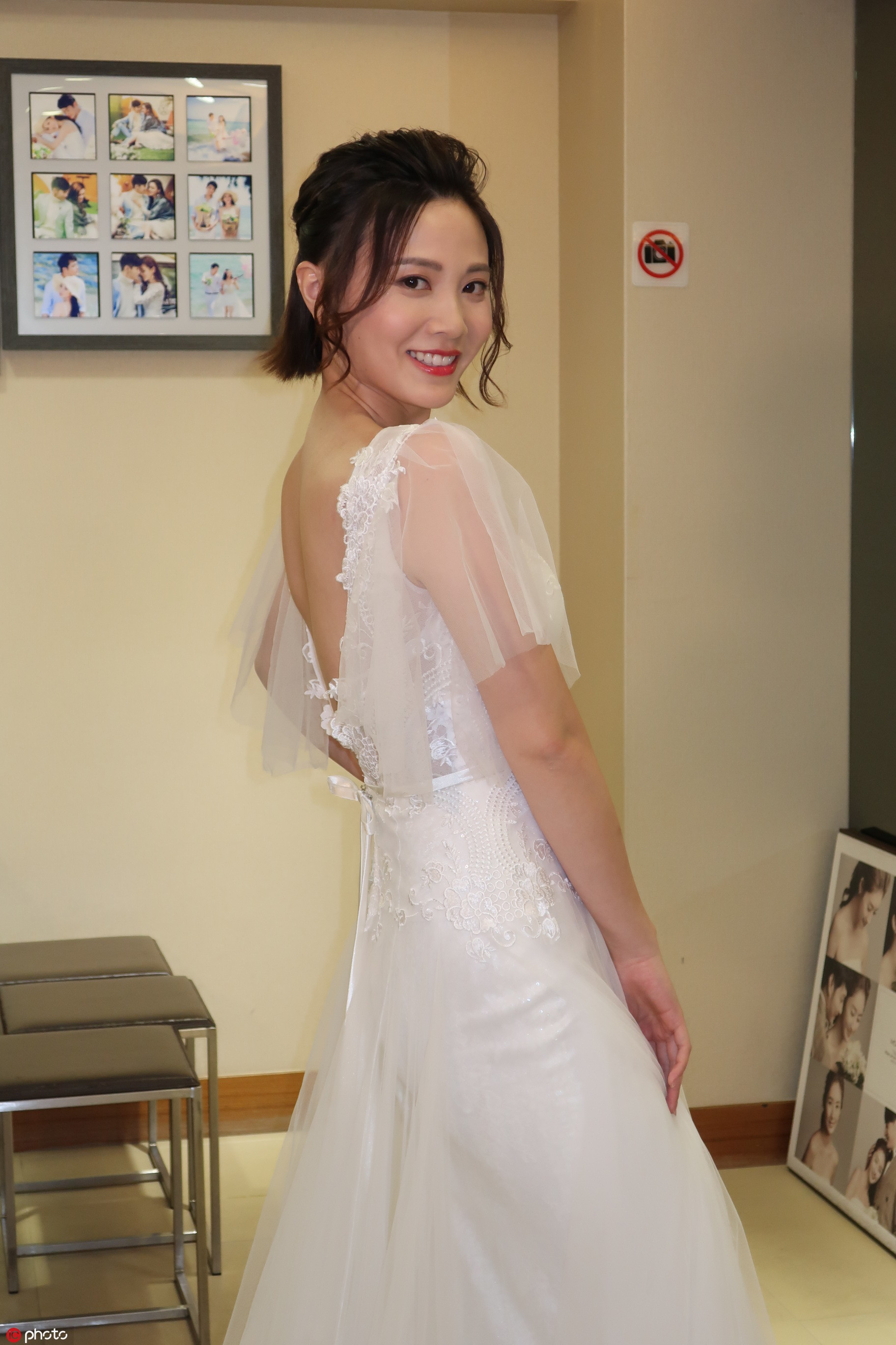 "小梅艳芳"陈炜试婚纱,46岁身材如20岁小姑娘